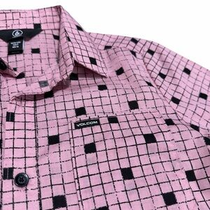 NWOT Volcom Boys Crossed Up SS Button Down | Mauve Pink/Black | Size S/8Y